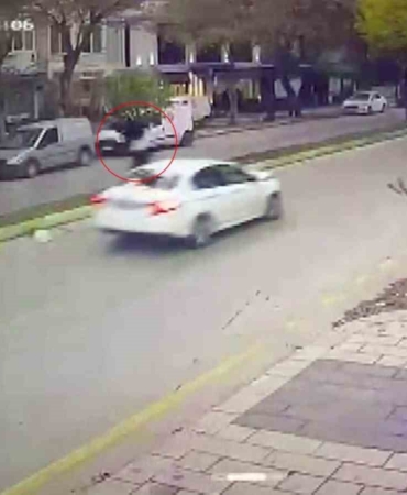 Otomobilin çarptığı kadın metrelerce savruldu