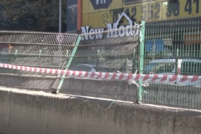 Bayrampaşa’da kamyon tramvay hattının demir korkuluklarına çarptı