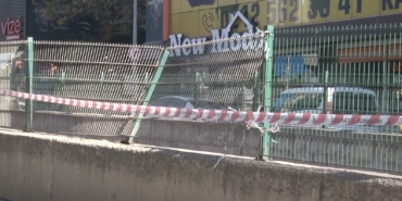 Bayrampaşa’da kamyon tramvay hattının demir korkuluklarına çarptı