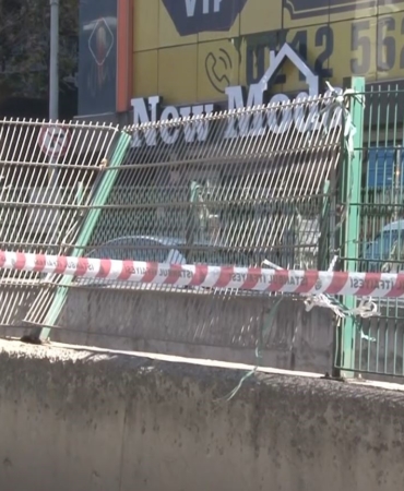 Bayrampaşa’da kamyon tramvay hattının demir korkuluklarına çarptı