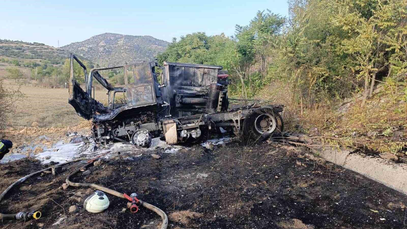 Kaza yapan tır yanarak kül oldu