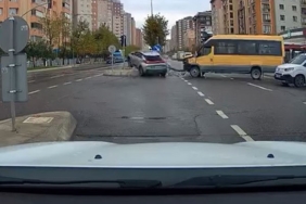Beylikdüzü’nde kırmızı ışıkta geçen sürücü kazaya neden oldu: O anlar kamerada
