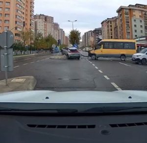 Beylikdüzü’nde kırmızı ışıkta geçen sürücü kazaya neden oldu: O anlar kamerada