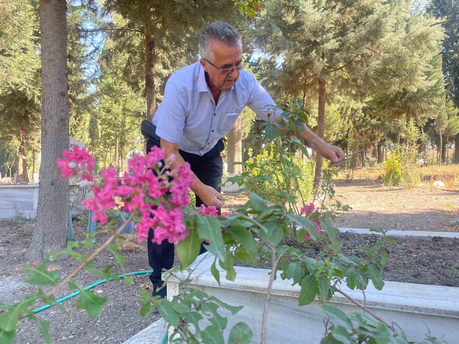 Oğlunu kaybettikten sonra ömrünü adadığı mezarlığı adeta parka dönüştürdü