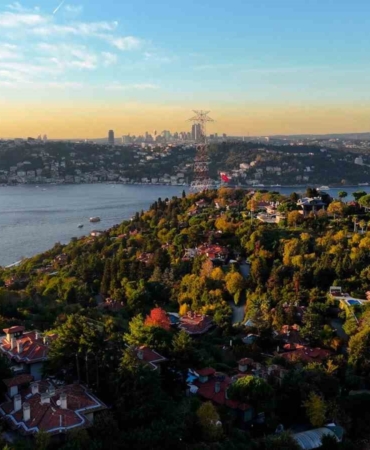 İstanbul Boğazı’nda gün batımında mest eden sonbahar manzarası