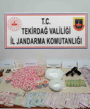 İlaç fabrikasından çaldığı ham maddeyle uyuşturucu üreten 4 kişi tutuklandı