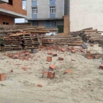 Arnavutköy’de şiddetli rüzgar inşaat halindeki binanın çatısını uçurdu