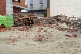 Arnavutköy’de şiddetli rüzgar inşaat halindeki binanın çatısını uçurdu