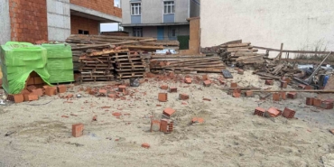 Arnavutköy’de şiddetli rüzgar inşaat halindeki binanın çatısını uçurdu