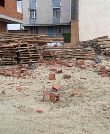 Arnavutköy’de şiddetli rüzgar inşaat halindeki binanın çatısını uçurdu