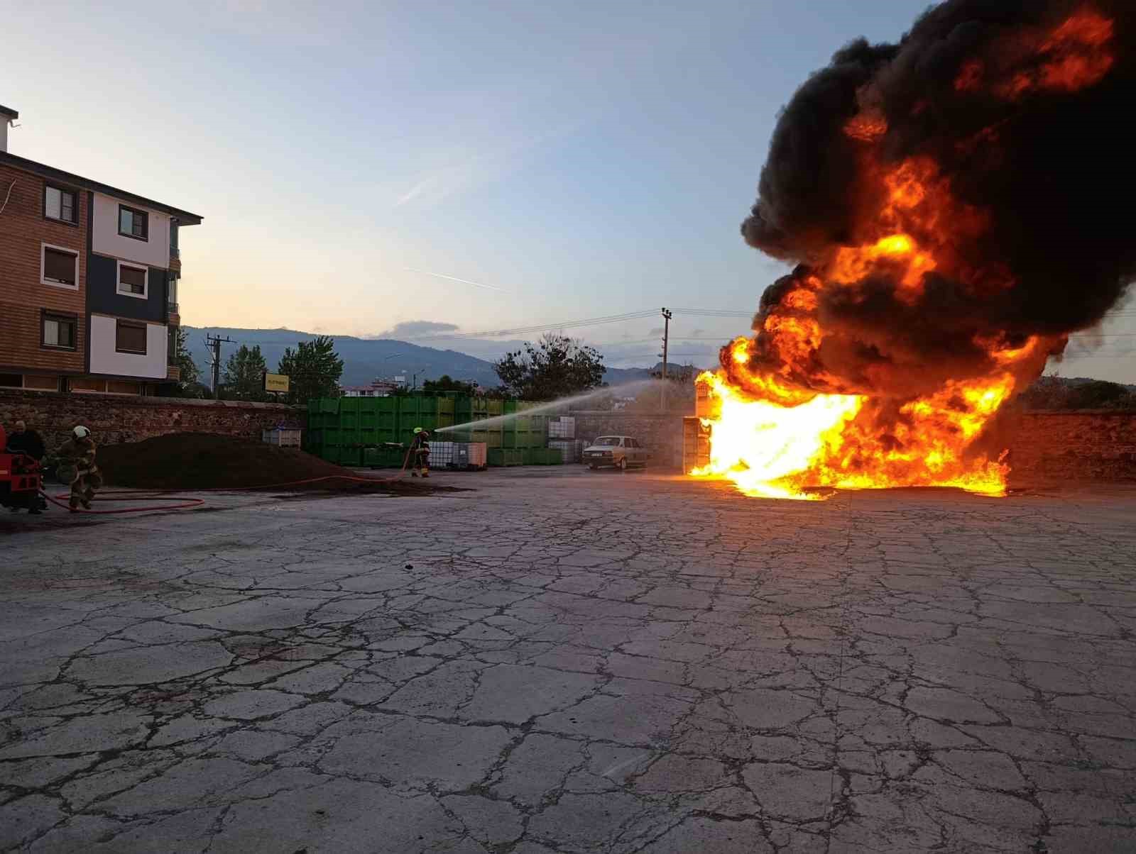 Havran’da zeytinyağı tesisinde çıkan yangın söndürüldü