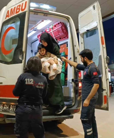 Üzerine çaydanlık devrilen çocuk yaralandı