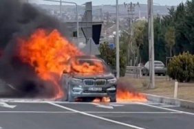 İstanbul yolunda korku dolu anlar: Lüks otomobil alev topuna döndü
