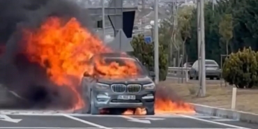 İstanbul yolunda korku dolu anlar: Lüks otomobil alev topuna döndü