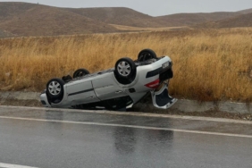 Seyir halinde kontrolden çıkan otomobil takla attı