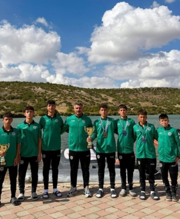 Sakarya Büyükşehir sporcuları Eskişehir’de ikincilik kupasını kaldırdı