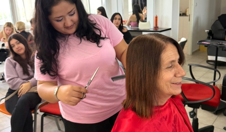 Üniversite öğrencilerinden kanserle mücadele eden kadınlara moral desteği