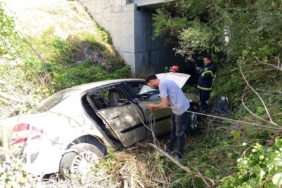 Seyir halindeyken tekerleği çıkan araç şarampole uçtu: 1’i ağır 2 yaralı
