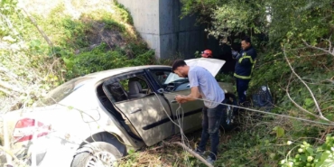 Seyir halindeyken tekerleği çıkan araç şarampole uçtu: 1’i ağır 2 yaralı