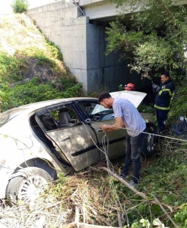 Seyir halindeyken tekerleği çıkan araç şarampole uçtu: 1’i ağır 2 yaralı