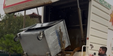 Kartepe’de çöp konteynerleri özel araçla dezenfekte ediliyor