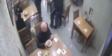 Lokantada Heimlich manevrasıyla müşterinin hayatını kurtardı