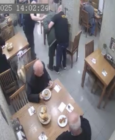 Lokantada Heimlich manevrasıyla müşterinin hayatını kurtardı