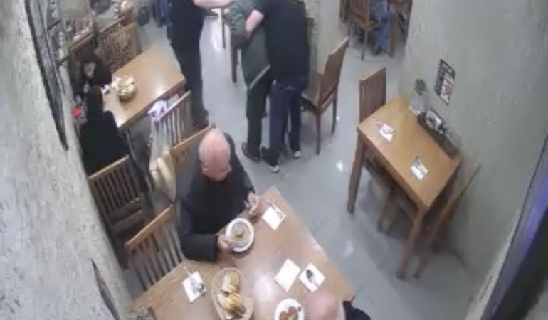 Lokantada Heimlich manevrasıyla müşterinin hayatını kurtardı