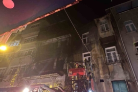 Beyoğlu’nda kız istemede patlatılan havai fişekler evi yaktı: 8 kişi dumandan etkilendi
