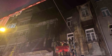 Beyoğlu’nda kız istemede patlatılan havai fişekler evi yaktı: 8 kişi dumandan etkilendi