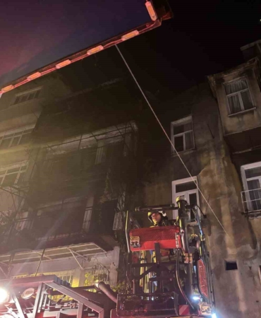 Beyoğlu’nda kız istemede patlatılan havai fişekler evi yaktı: 8 kişi dumandan etkilendi