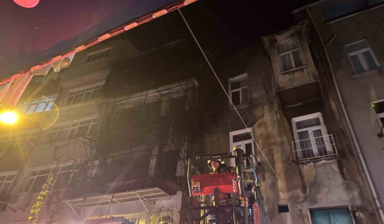 Beyoğlu’nda kız istemede patlatılan havai fişekler evi yaktı: 8 kişi dumandan etkilendi