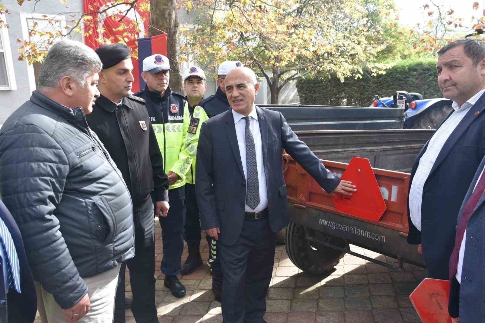Bursa’da, "Trafikte Görünür Ol" projesi çerçevesinde traktör kullanıcılarına ekipman desteği