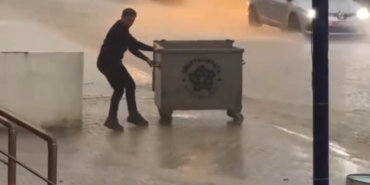 Tekirdağ’da köprü altları göle döndü, araçlar suya gömüldü