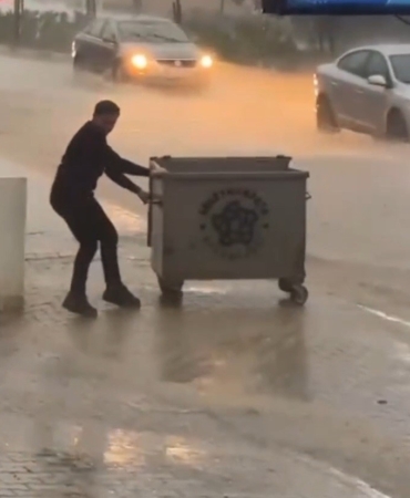 Tekirdağ’da köprü altları göle döndü, araçlar suya gömüldü