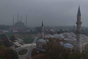 Selimiye Camisi sis bulutları arasında kayboldu