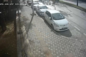 Bursa’da fırtına ağacı böyle devirdi