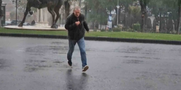 Tekirdağ’da şiddetli yağış sokakları göle çevirdi