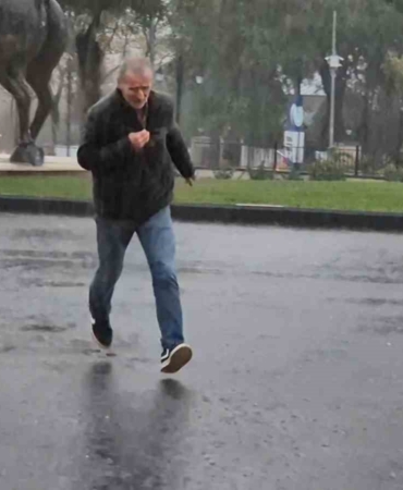 Tekirdağ’da şiddetli yağış sokakları göle çevirdi