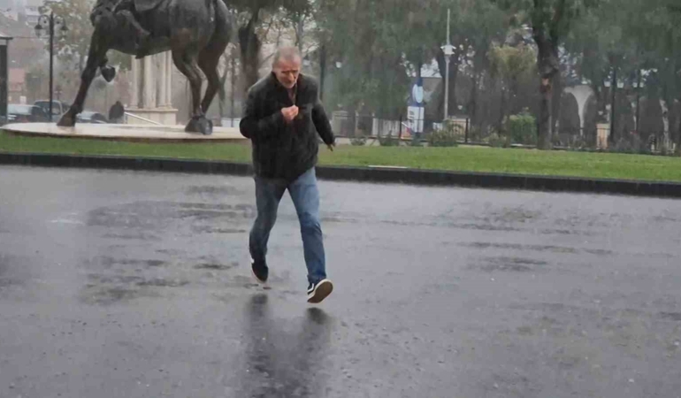 Tekirdağ’da şiddetli yağış sokakları göle çevirdi