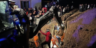 Kanalizasyon çukuru kazarken göçük altında kalan iki kardeş toprağa verildi