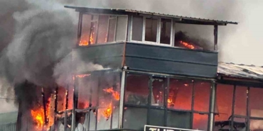 Kocaeli’de çıkan yangında 2 katlı konteyner küle döndü