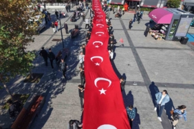 Pendik’te 102 metrelik Türk bayrağıyla Cumhuriyet kutlaması havadan görüntülendi