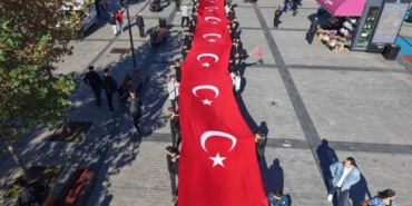 Pendik’te 102 metrelik Türk bayrağıyla Cumhuriyet kutlaması havadan görüntülendi