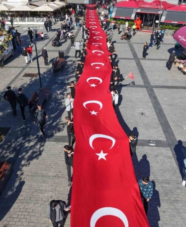 Pendik’te 102 metrelik Türk bayrağıyla Cumhuriyet kutlaması havadan görüntülendi