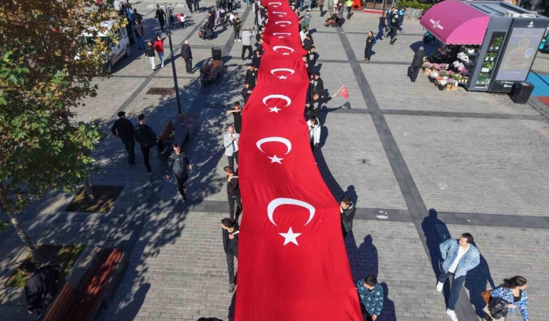 Pendik’te 102 metrelik Türk bayrağıyla Cumhuriyet kutlaması havadan görüntülendi