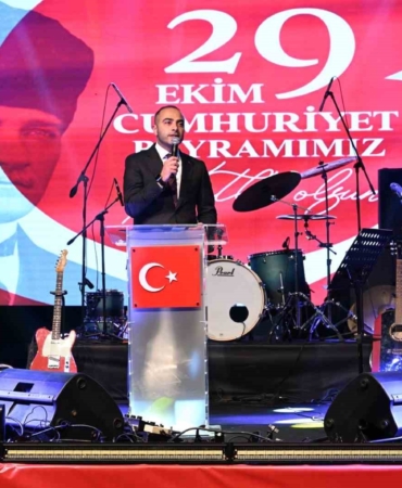 Gaziosmanpaşa’da Cumhuriyet Bayramı, fener alayı ve konserlerle kutlandı