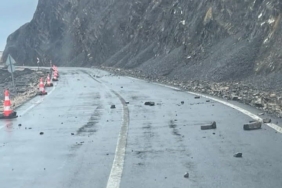 Şarköy’de yamaçtan düşen kayalar tehlike saçıyor