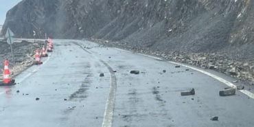 Şarköy’de yamaçtan düşen kayalar tehlike saçıyor