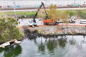 Küçükçekmece Menekşe deresindeki batık tekneler temizleniyor